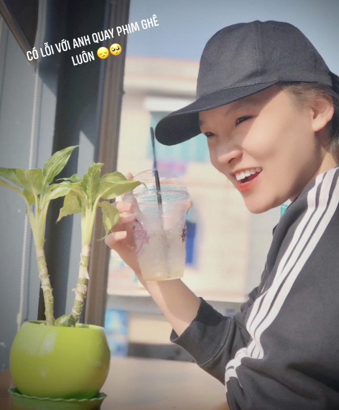 Sau bấy lâu tìm kiếm, cuối cùng danh tính cô nàng xuất hiện nhiều hơn cả thí sinh Rap Việt cũng được dân mạng tìm ra. Được biết, cô gái trẻ có tên Đặng Đức Ngọc Thảo (17 tuổi), hiện đang sinh sống và học tập tại thành phố Hồ Chí Minh.