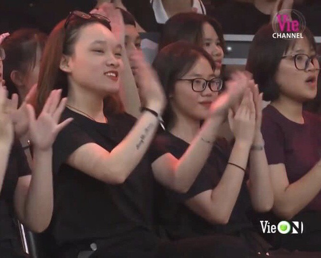 Cụ thể, cô gái này được ghi hình và lên sóng cực nhiều, từ tập 1 đến tập 3, cứ nhìn xuống ghế khán giả là... lại thấy cô gái ấy xuất hiện trong game show Rap Việt.