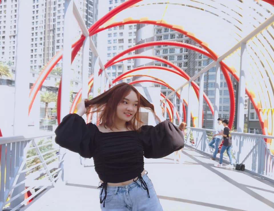 Nói về phỏng đoán dí dỏm của dân mạng rằng Ngọc Thảo là bạn gái, người nhà của anh quay phim, cô nàng giải thích rằng lqr khán giả bình thường đi xem show, không phải người thân của quay phim. Lúc đầu đi xem cô bạn chỉ vì mê ráp và coi thử trực tiếp sẽ ra sao.