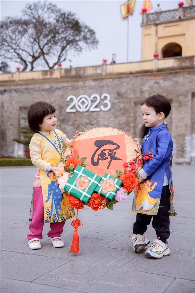 Nếu để ý kĩ sẽ thấy dạo gần đây, con trai cả bầu Hiển liên tục khoe vẻ ngoài đáng yêu của cặp nhóc tì Gấu và Thỏ.