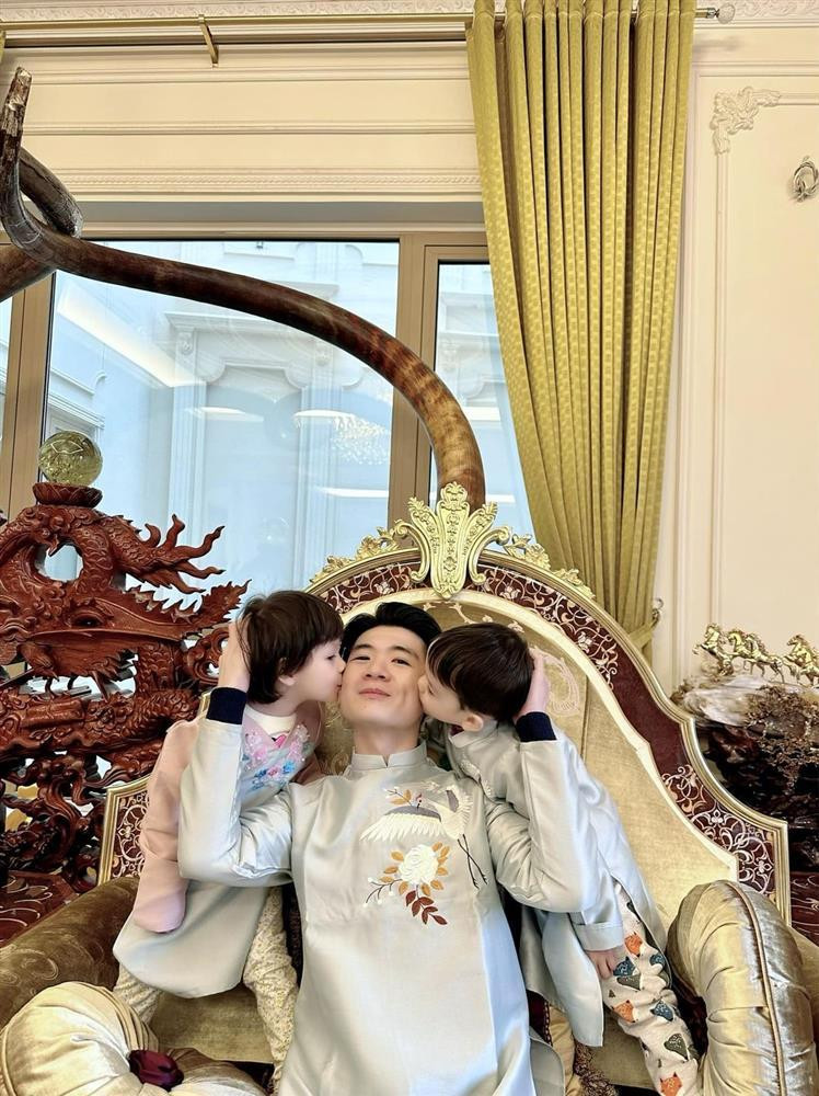 Nếu ra ngoài là CEO giàu có, điển trai nhưng khi ở nhà bên các con, Đỗ Quang Vinh như biến thành một người khác.