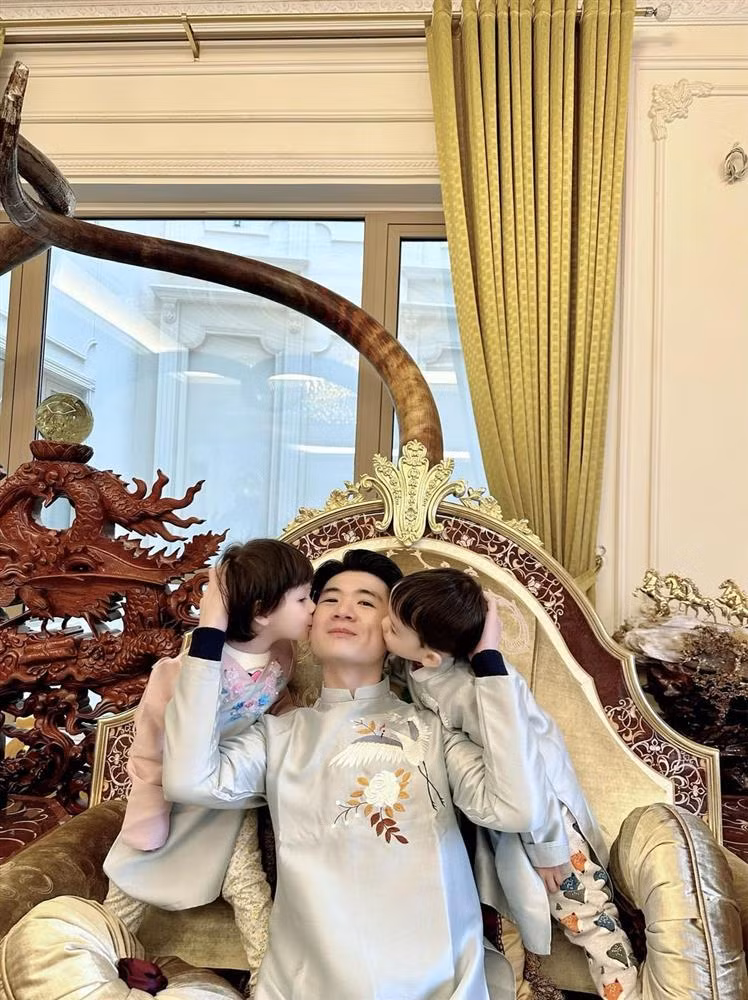 Nếu ra ngoài là CEO giàu có, điển trai nhưng khi ở nhà bên các con, Đỗ Quang Vinh như biến thành một người khác.