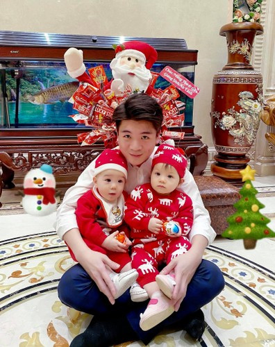 "Cái Tết thứ 4 của Gấu và Thỏ", Đỗ Quang Vinh viết kèm theo biểu tượng trái tim, thể hiện sự hạnh phúc khi có các con trong cuộc đời.