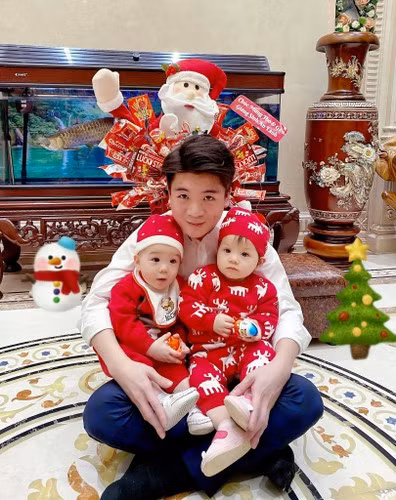 "Cái Tết thứ 4 của Gấu và Thỏ", Đỗ Quang Vinh viết kèm theo biểu tượng trái tim, thể hiện sự hạnh phúc khi có các con trong cuộc đời.