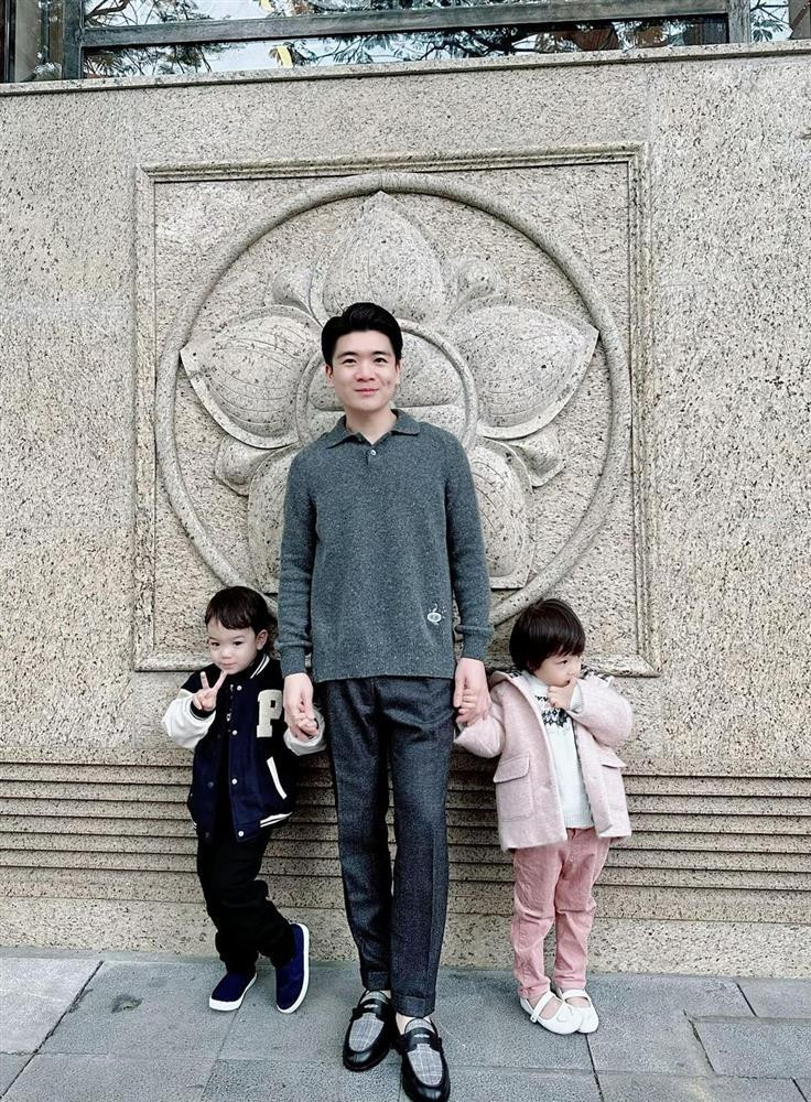 Trên trang cá nhân, những bức ảnh tràn ngập sự yêu thương mà bất cứ ông bố hay bà mẹ trẻ nào cũng mong muốn có được con trai cả bầu Hiển đăng tải với 2 bé song sinh.