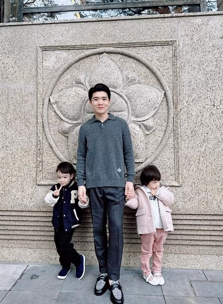 Trên trang cá nhân, những bức ảnh tràn ngập sự yêu thương mà bất cứ ông bố hay bà mẹ trẻ nào cũng mong muốn có được con trai cả bầu Hiển đăng tải với 2 bé song sinh.