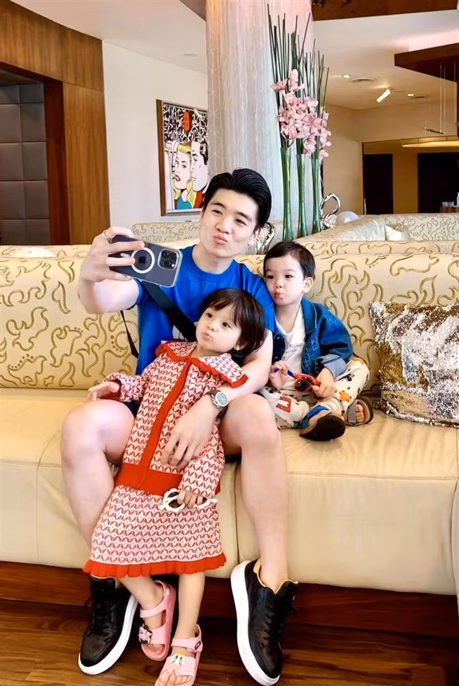 Theo tìm hiểu, Tết Quý Mão vừa qua, con trai cả bầu Hiển đã dành tất cả thời gian bên các con. Anh đưa 2 nhóc tỳ đi chơi, đi chúc Tết.