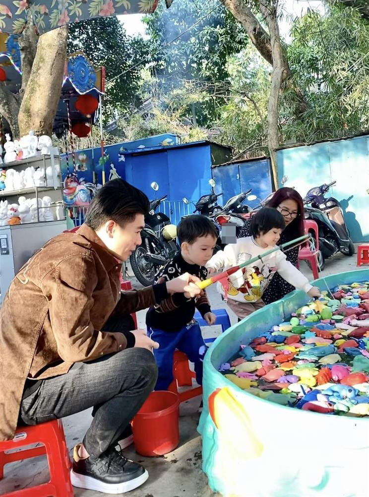 Mỗi lần lên sóng, dù có được ăn diện hay không thì cặp đôi song sinh cháu nội bầu Hiển đều gây ấn tượng với vẻ ngoài cute hết nấc.