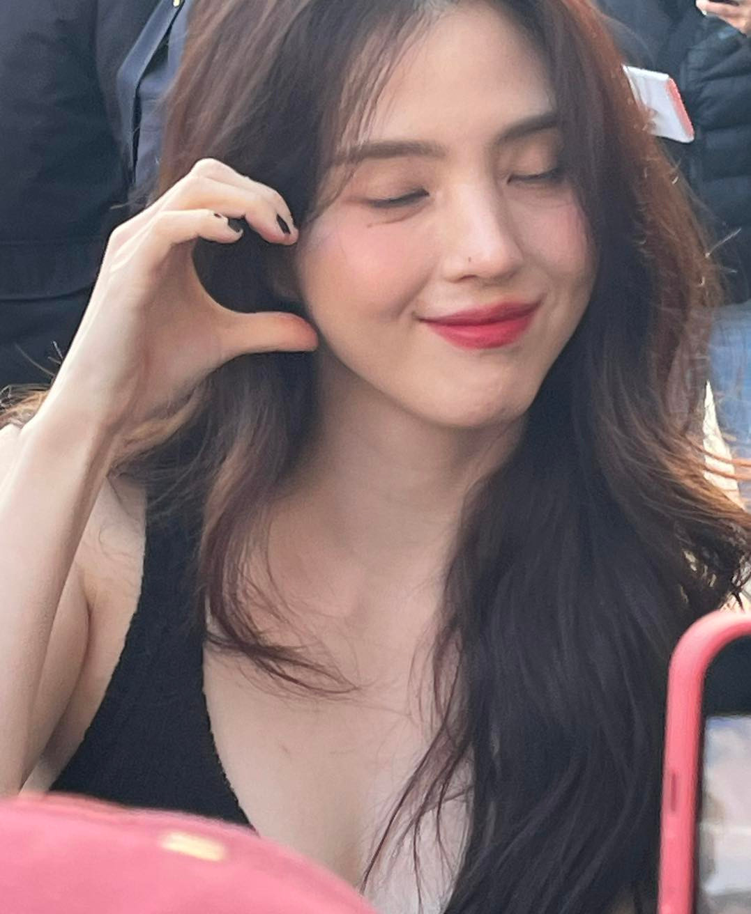 Video vài giây nóng bỏng của Han So Hee khi dừng lại ký tặng người hâm mộ đã gây bão trên mạng xã hội, nhận được lượng like share siêu khủng. Nữ diễn viên sinh năm 1994 không ngần ngại ngậm nắp bút để đỡ vướng bận tay.