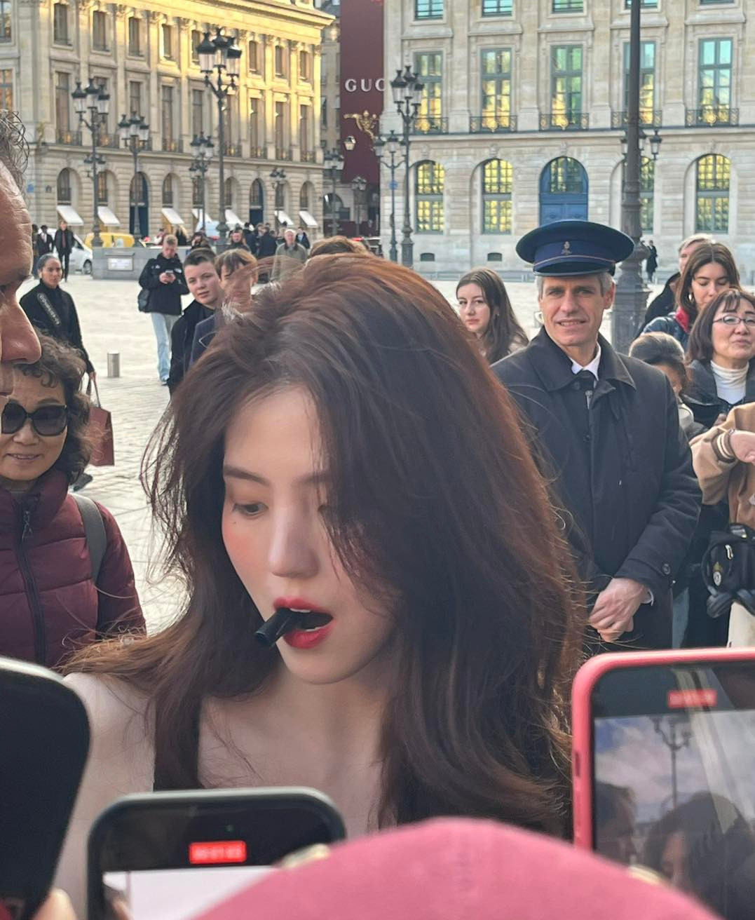 Cử chỉ phóng khoáng, tự nhiên của Han So Hee khiến fan "đổ" rần rần, còn vẻ đẹp quyến rũ của mỹ nhân Gyeongsang Creatures tỏa sáng ngay cả trong video cam thường không chỉnh sửa.