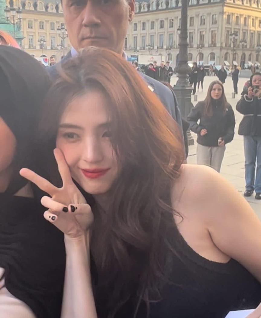 Bên cạnh nhan sắc đỉnh của chóp, Han So Hee còn cực thân thiện khi sẵn sàng giao lưu với fan trước khi vào thảm đỏ chụp ảnh.