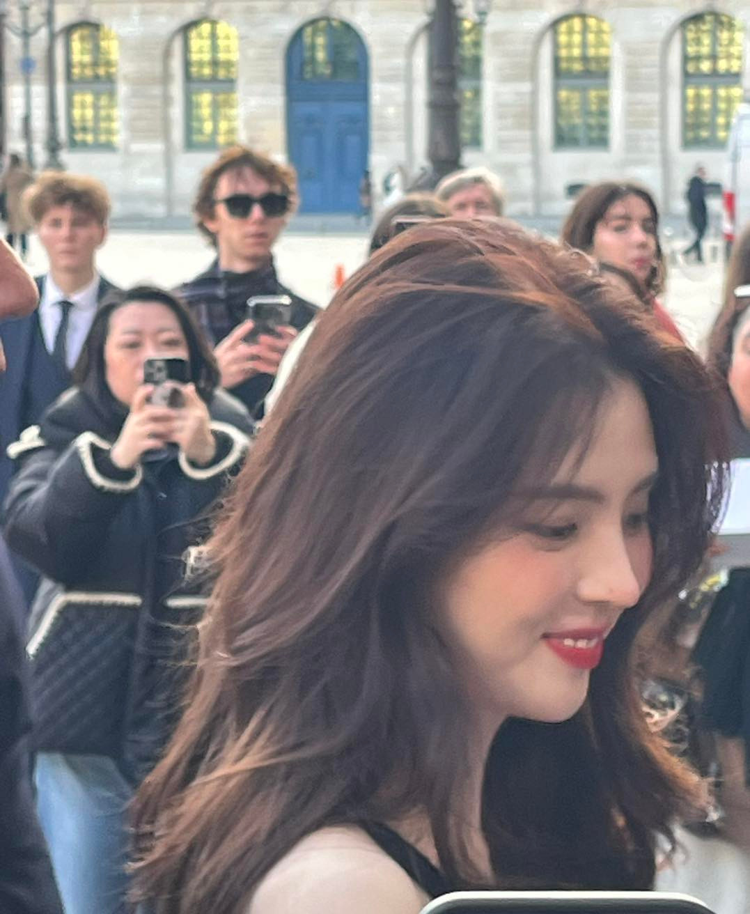 Cận cảnh gương mặt cực phẩm của Han So Hee. Ở Kbiz có rất nhiều người đẹp, nhưng Han So Hee nổi tiếng nhờ nét đẹp sắc sảo, cá tính và nổi loạn rất riêng