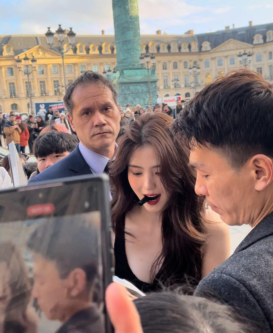 Cụ thể, những bức ảnh tại show diễn Spring - Summer 2024 của Dior trong khuôn khổ Paris Haute Couture đã chính thức được diễn ra với sự tham gia của nhiều mỹ nhân, đại sứ thương hiệu nổi tiếng. Nhưng người ta lại chú ý đến một cô gái đến từ Hàn Quốc với ngoại hình sắc sảo và thần thái đầy thu hút.