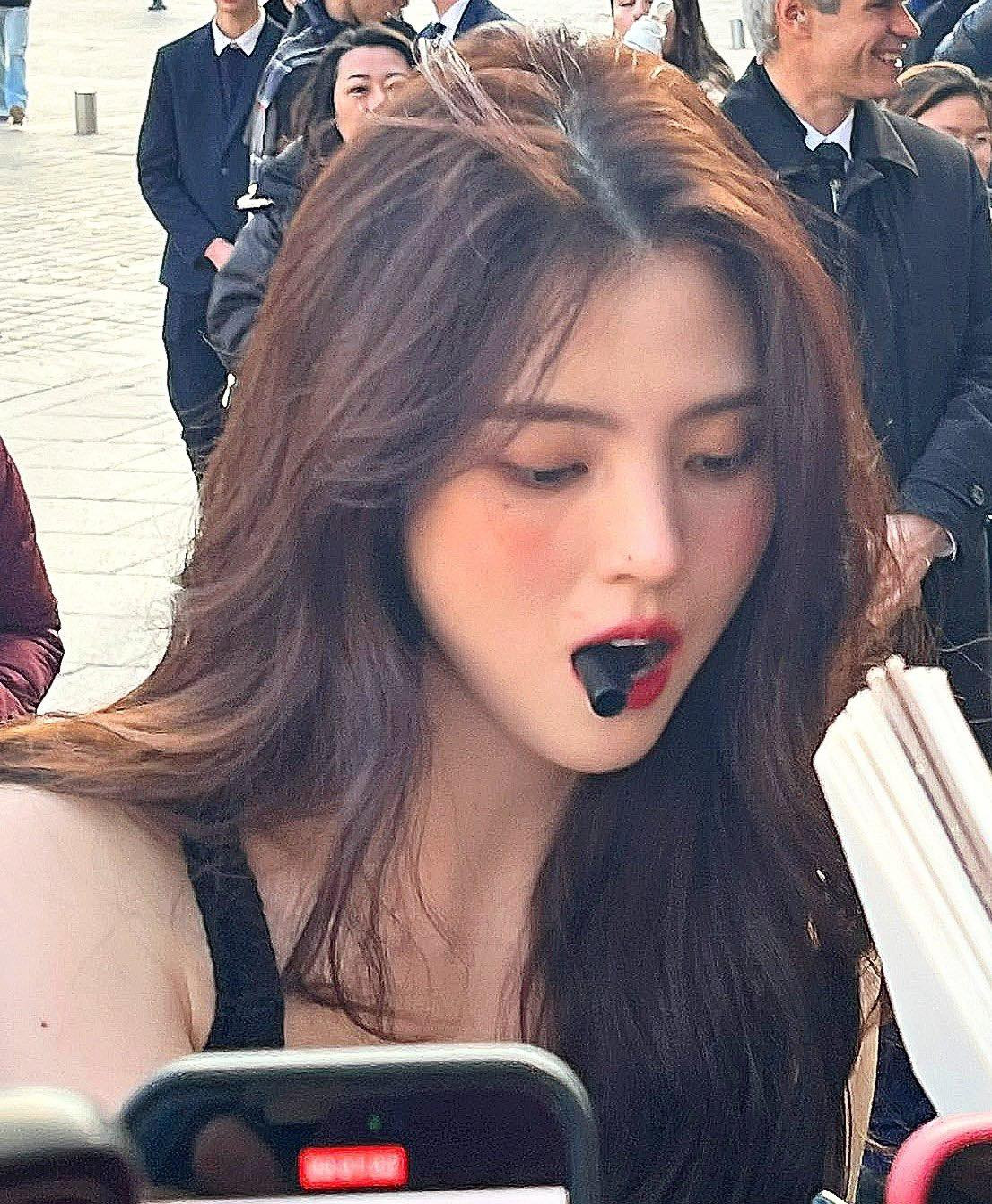 Chẳng váy vóc lồng lộn, trang điểm cầu kì nhưng cô gái mới đây được netizen truyền tay nhau những bức ảnh thông qua cam thường lại cực giản dị nhưng thần tái toát lên lại chuẩn vẻ nữ thần.