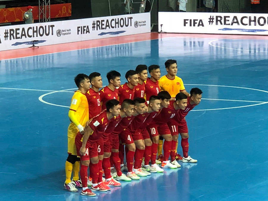 Đội tuyển Việt Nam đã có trận mở màn Futsal World Cup 2021 với đối thủ đứng thứ 2 thế giới là Brazil. Một trận thua là điều ai cũng lường trước được đối với thầy trò HLV Phạm Minh Giang.