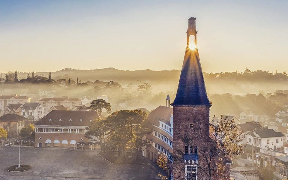 Trường Cao đẳng Sư phạm Đà Lạt là điểm check-in không thể bỏ qua với những người từng có dịp lên du lịch "cao nguyên mộng mơ". Ngôi trường có tuổi đời gần 100 năm này là công trình cho kiến trúc sư người Pháp thực hiện. Ảnh: Vân Nguyễn