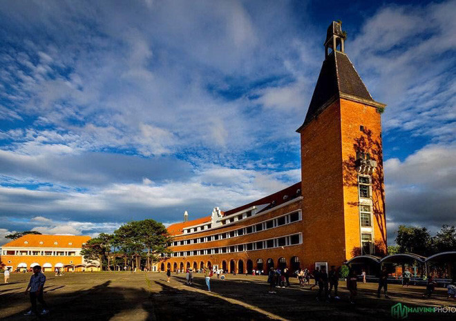 Hai thời điểm được các bạn trẻ mê sống áo thích thú nhất khi chụp ảnh tại trường Cao đẳng Sư phạm Đà Lạt là lúc bình minh và hoàng hôn khi ảnh nắng vàng trải đều lên khắp ngôi trường. Ảnh: Hải Vinh Photo