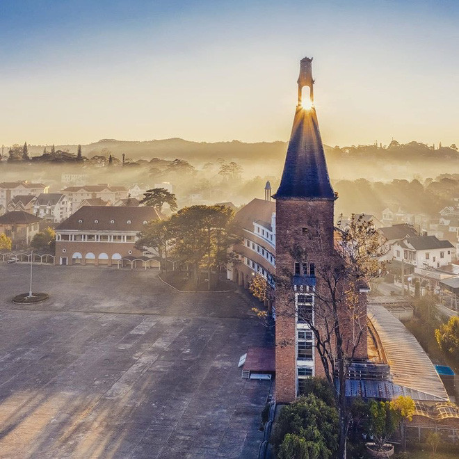 Nhìn từ xa, ngôi trường giống như cây bút chì khổng lồ đang viết chữ lên bầu trời. Chính bởi nét độc đáo này, ngọn tháp của trường Cao đẳng Sư phạm Đà Lạt là góc ảnh được nhiều bạn trẻ lựa chọn. Ảnh: Vân Nguyễn