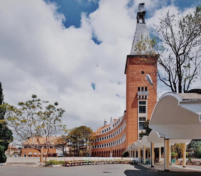 Không chỉ là biểu tượng của thành phố du lịch Đà Lạt, trường Cao đẳng Sư phạm còn được công nhận là một trong 1.000 công trình xây dựng độc đáo tiêu biểu của thế giới trong thế kỷ 20. Ảnh: Vân Nguyễn