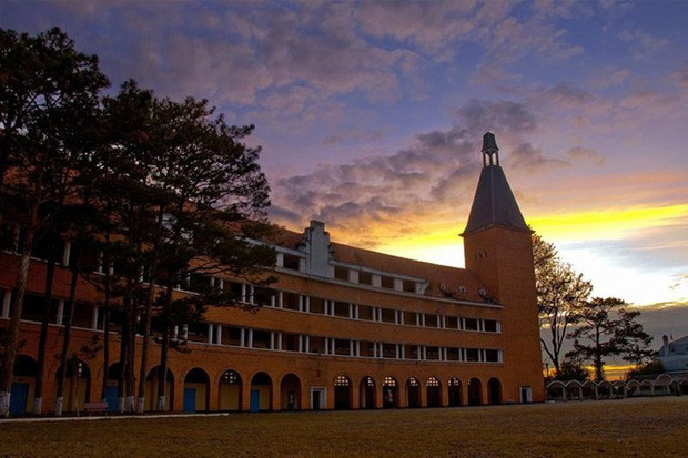 Tuy nhiên, có một thời gian Ban giám hiệu nhà trường đã phải thông báo quyết định ngưng cho du khách vào tham quan khuôn viên trường vì lý do vệ sinh và an ninh.