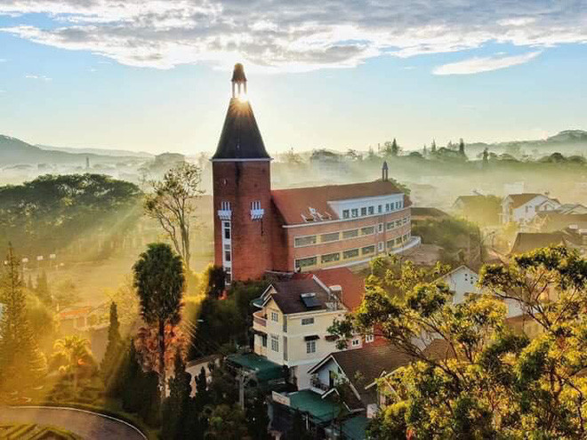 Bên cạnh đó, đường cong của dãy nhà được ví như hình ảnh một cuốn sách đang mở ra cũng giúp các bạn trẻ cứ đứng vào là "auto" có ảnh đẹp. Ảnh: Vân Nguyễn