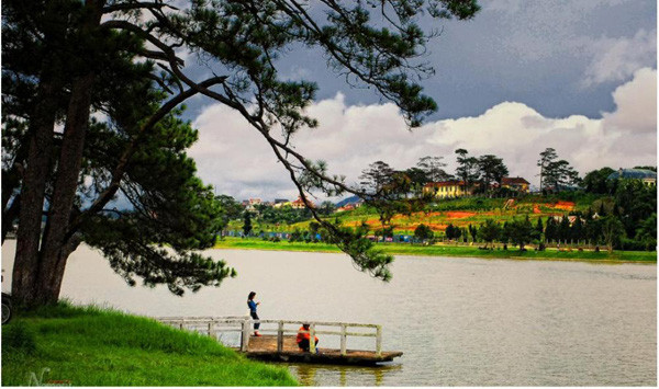 Nằm bên cạnh bờ hồ Xuân Hương, Cao đẳng Sư phạm Đà Lạt là điểm đến hấp dẫn với những vị khách đến với vùng đất cao nguyên lãng mạn.