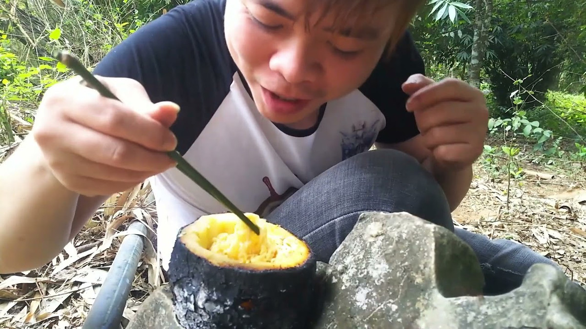 Tuy nhiên, cư dân mạng vẫn tỏ ra bức xúc trước hành động đăng video cổ xuý” cho việc ăn trộm này và cho rằng, dù là 2 quả đu đủ hay 1 vật gì vô cùng nhỏ bé đi nữa, khi không phải đồ dùng của mình, không được sự cho phép của gia chủ thì cũng không được phép, không nên động vào.