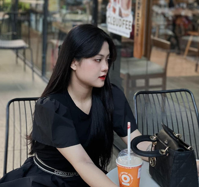 “Vì mình tăng cân bất chợt nên mọi người bất ngờ lắm. Ai gặp mình phản ứng đầu tiên cũng là ngỡ ngàng, rồi hỏi: “Sao giờ béo thế?”. Nói thật lòng, mình buồn và mặc cảm vô cùng. Chưa kể, sau giai đoạn dịch, mình đi xin việc thì 3, 4 nơi từ chối vì béo. Xin được một công việc với mức lương thấp cũng bị sếp đuổi thẳng thừng với lý do: “Ngoại hình không phù hợp với công việc”, Vũ Nhy kể lại.