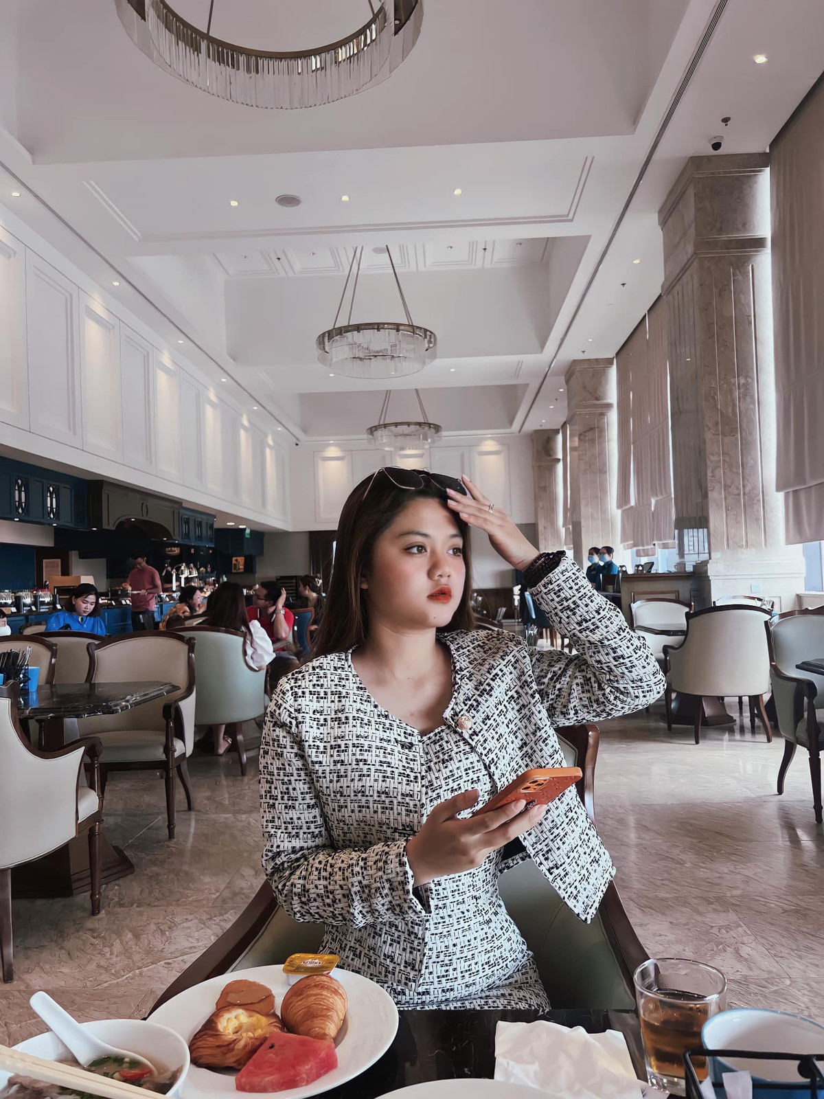 Vũ Nhy của hiện tại sở hữu gương mặt nhỏ nhắn với đường nét thanh tú, thân hình gọn gàng, đường cong nuột nà. Cô nàng tự tin diện những bộ đồ khoe body gợi cảm.