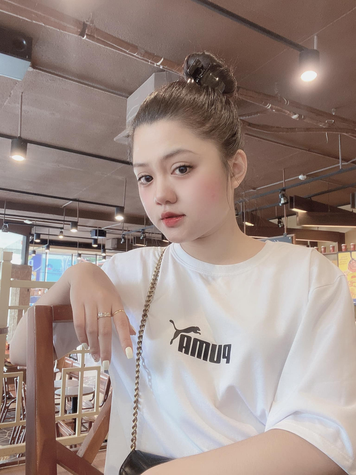 Vũ Nhy chia sẻ: "Suốt 4 tháng liền, mình theo đuổi thực đơn ăn uống lành mạnh, hạn chế tối đa tinh bột, ăn trái cây thay cơm, uống nước ép cần tây và nước chanh thay cho nước lọc. Ngoài ra, mình chăm chỉ chạy bộ, nhảy dây, tập gym. Hầu như ngày nào mình cũng dành ít nhất 1 tiếng đồng hồ để vận động...