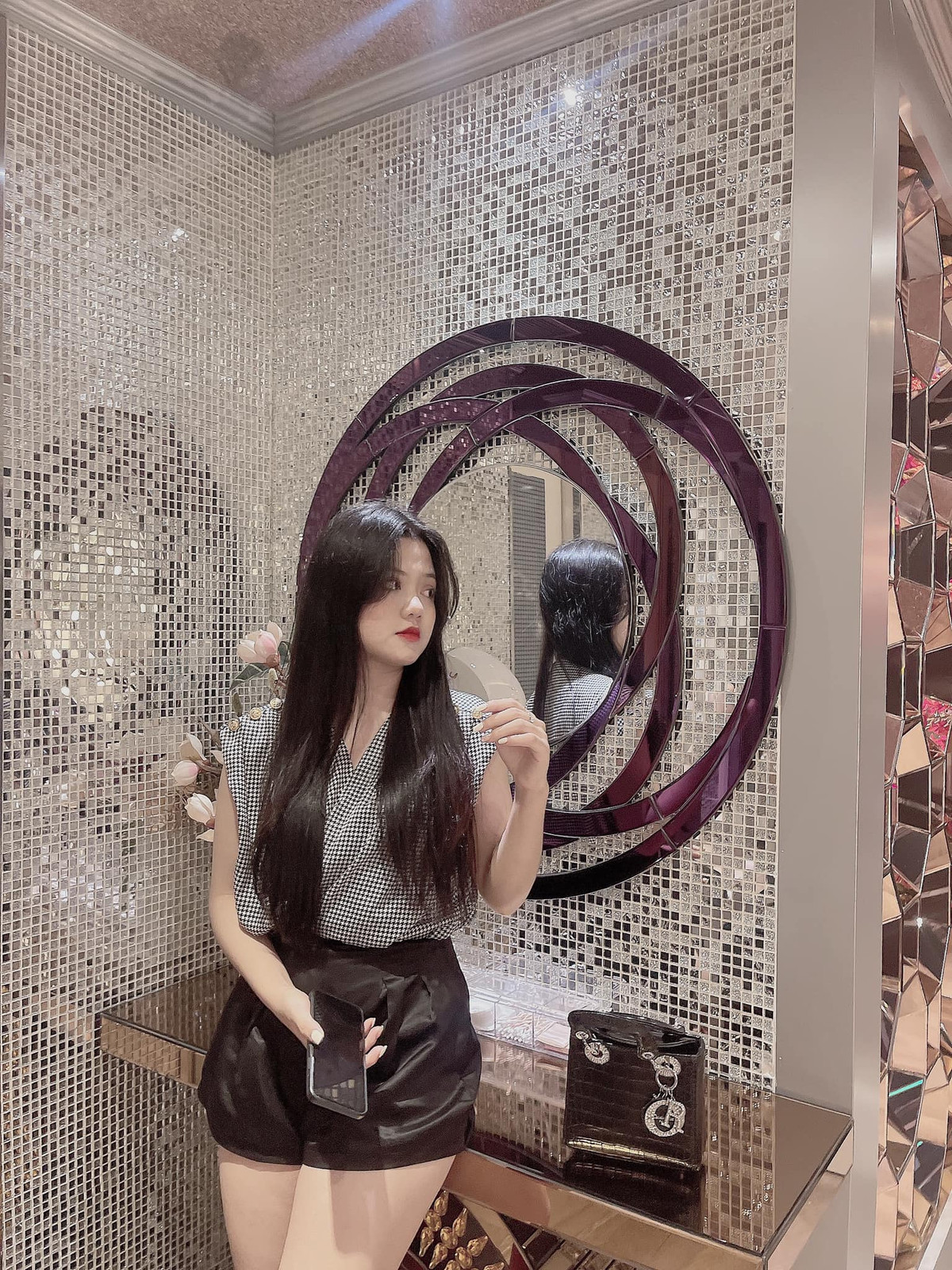 Những lời chê bai và sự thất bại trong công việc khiến cô gái Quảng Nam quyết tâm cao độ. Cô nàng biết, không thể để ngoại hình trở thành nỗi ám ảnh, khiến bản thân sống trong nỗi tự ti, mặc cảm.