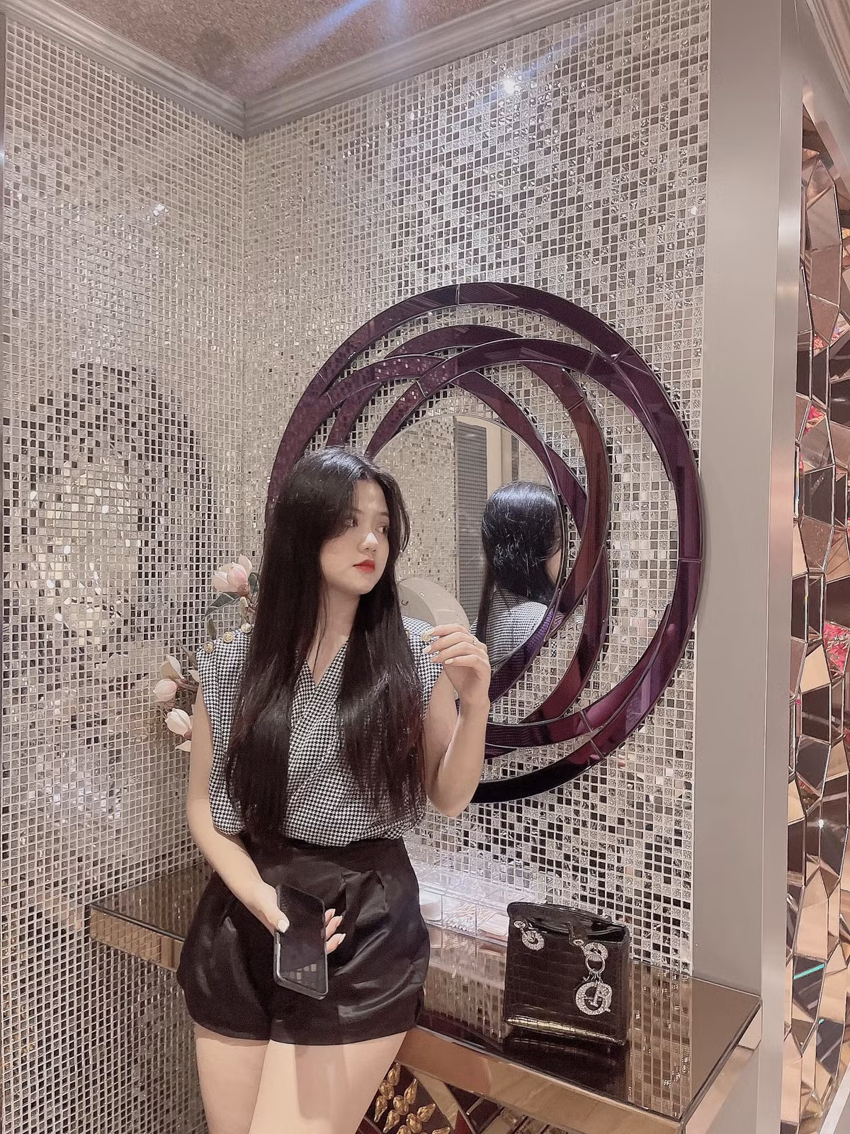 Những lời chê bai và sự thất bại trong công việc khiến cô gái Quảng Nam quyết tâm cao độ. Cô nàng biết, không thể để ngoại hình trở thành nỗi ám ảnh, khiến bản thân sống trong nỗi tự ti, mặc cảm.