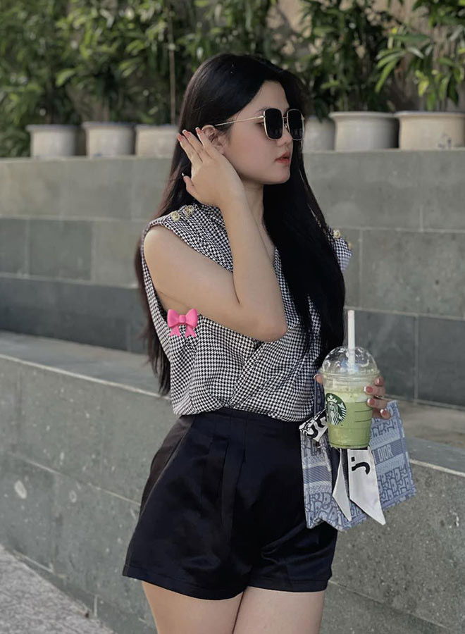 Từ một cô nàng béo mập, Vũ Nhy “lột xác” trở thành cô gái “vạn người mê”, sở hữu nhan sắc xinh đẹp và vóc dáng nóng bỏng.