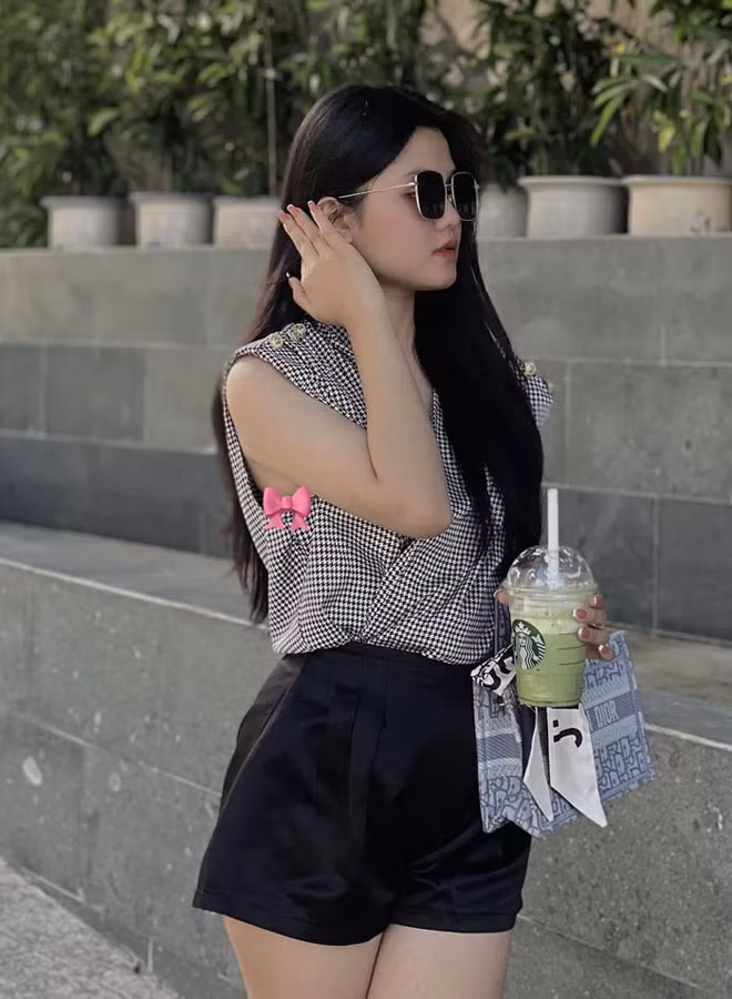 Từ một cô nàng béo mập, Vũ Nhy “lột xác” trở thành cô gái “vạn người mê”, sở hữu nhan sắc xinh đẹp và vóc dáng nóng bỏng.