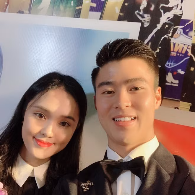 Duy Mạnh và và bạn gái Quỳnh Anh đã hạnh phúc ghi lại khoảnh khắc đáng nhớ trước sự chứng kiến của đông đảo người hâm mộ. Đôi trẻ chưa tiết lộ ngày tổ chức đám cưới.