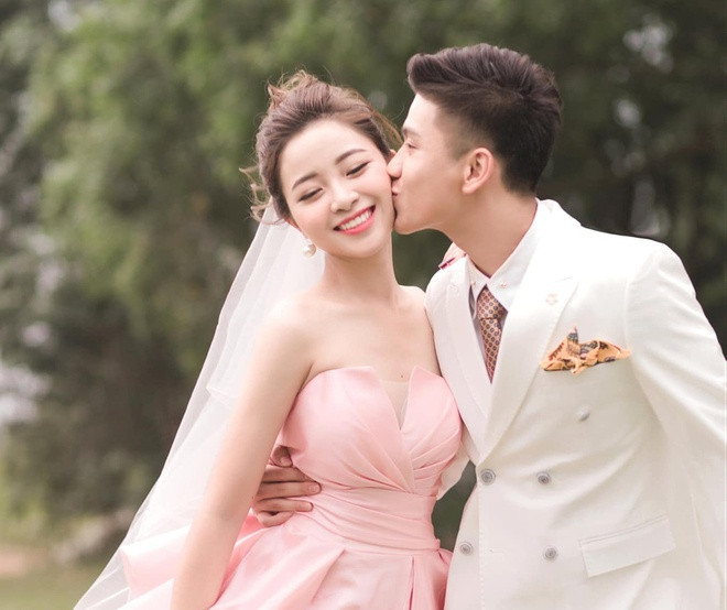 Trước tin vui của Duy Mạnh không lâu, tiền vệ đội tuyển U23 Việt Nam là Phan Văn Đức chính thức "làm chồng người ta". Anh và bạn gái Nhật Linh tổ chức đám hỏi tại quê nhà Nghệ An ngày 21/12 sau khi công khai hẹn hò ít lâu.