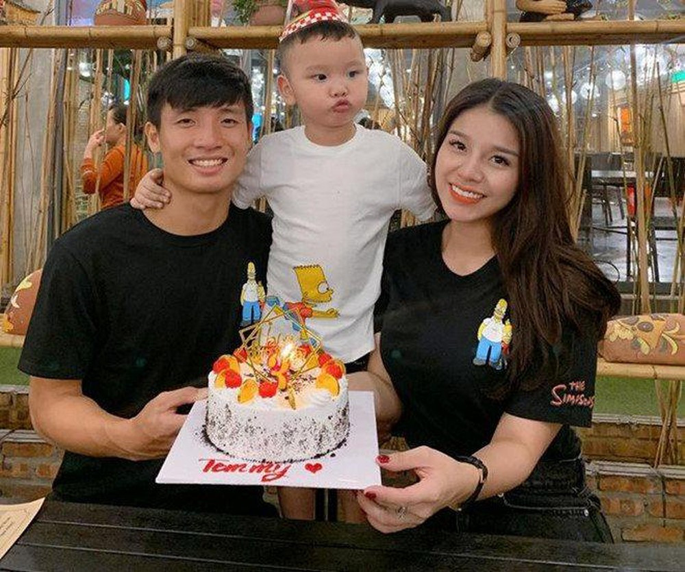 Tháng 6 vừa qua, đôi trẻ làm lễ đính hôn và chào đón con gái đầu lòng 4 tháng sau đó. Bày tỏ trên trang cá nhân dịp đầu năm mới, thủ quân CLB Viettel hóm hỉnh: "Kết thúc năm 2019 ,mẹ Shi không lãi bằng bố Shi được đâu nha. Bố đã bắt được trâu vàng và có cả nghé con nữa".