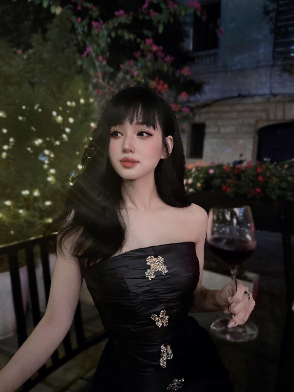 Mới đây, Tâm Tít đã chia sẻ loạt ảnh sau khi làm tóc mới trên trang cá nhân cho thấy nhan sắc đang càng ngày càng thăng hạng ở tuổi 33 của mình.