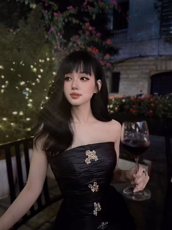 Mới đây, Tâm Tít đã chia sẻ loạt ảnh sau khi làm tóc mới trên trang cá nhân cho thấy nhan sắc đang càng ngày càng thăng hạng ở tuổi 33 của mình.