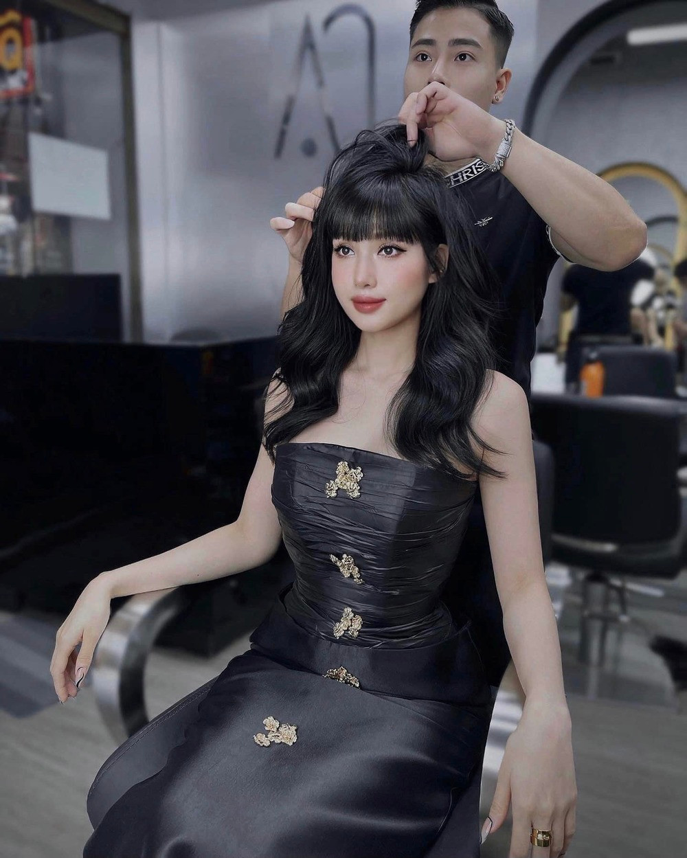 Chỉ với vài bức ảnh, dân mạng không khỏi suýt xoa bởi sự trẻ trung, xinh đẹp của cô, cùng với đó là vóc dáng vẫn rất cân đối dù đã là mẹ hai con.