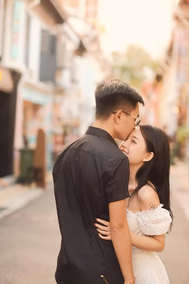 Bụt và một anh chàng khác trong hội bạn một người ăn hàu, một người thì giả quay phim ghi hình lại khiến nàng streamer phải bật cười và hỏi: "Ăn hàu thì có gì mà quay chuyên nghiệp thế?".