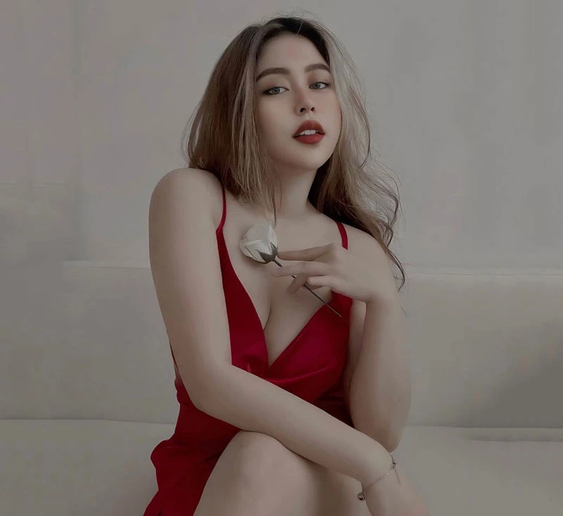 Ngoài đời, Ngọc Huyền có gu thời trang bắt mắt, chuộng các trang phục tôn triệt để vẻ đẹp hình thể.
