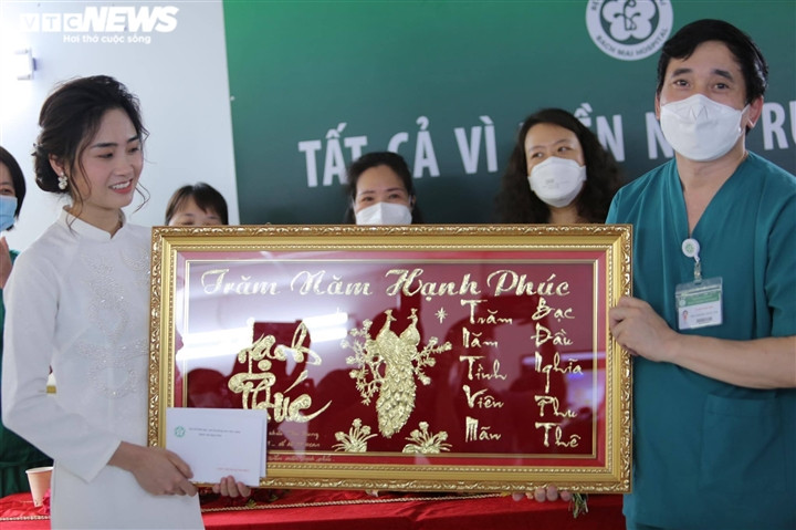 Dam cuoi qua dien thoai cua dieu duong Ha Noi tai BV da chien TPHCM-Hinh-3