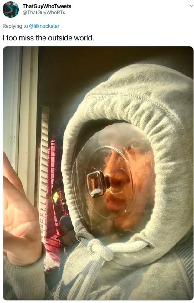 Nhiều câu hỏi được đặt ra với chiếc khẩu trang bá đạo này khi hơi thở làm mờ mặt vung nồi thì sao người sử dụng có thể di chuyển.