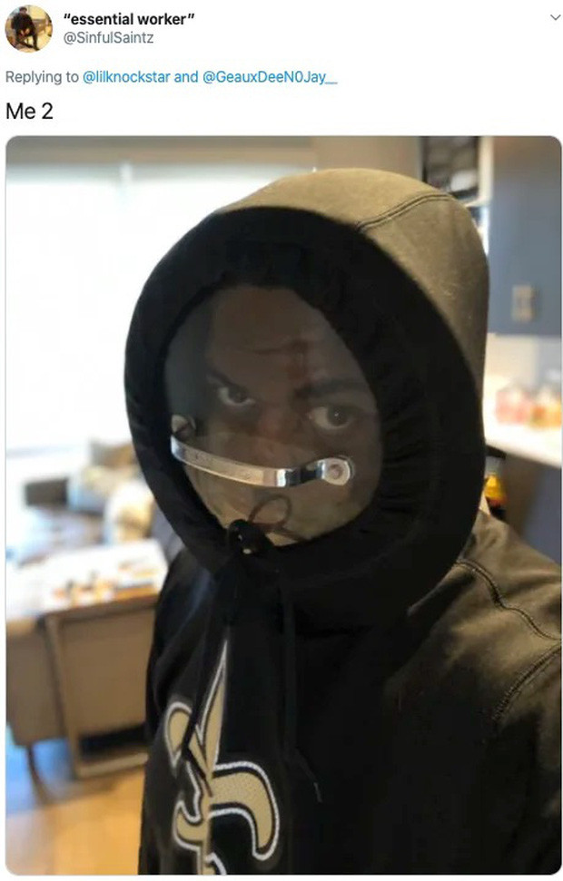 Cách sử dụng chiếc vung nồi làm khẩu trang khá đơn giản. Bạn cần chuẩn bị một chiếc áo hoodie có cổ, đặt vung nồi áp sát mặt rồi đội mũ lên, thắt chun để cố định chiếc vung.