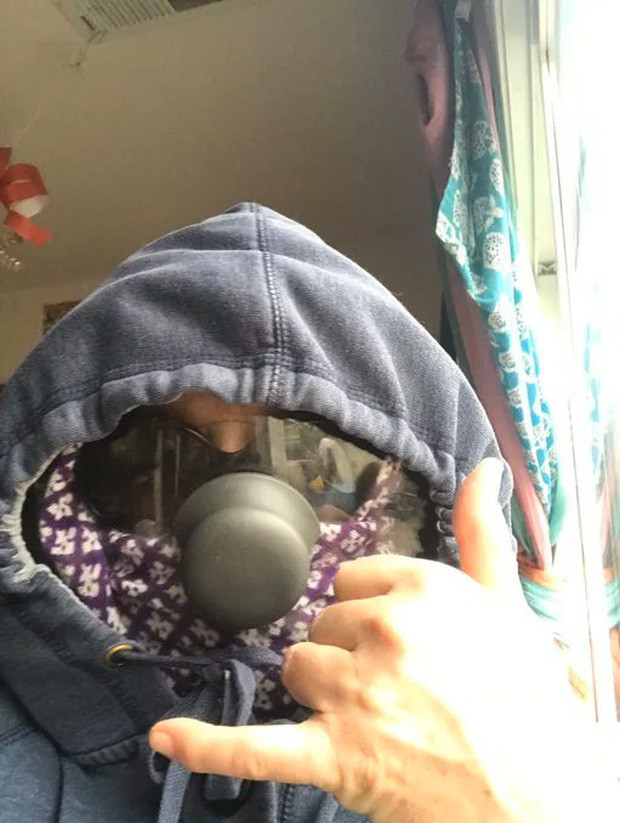 Những chiếc vung nồi có tay nắm tròn nhìn chẳng khác gì chiếc mũi.