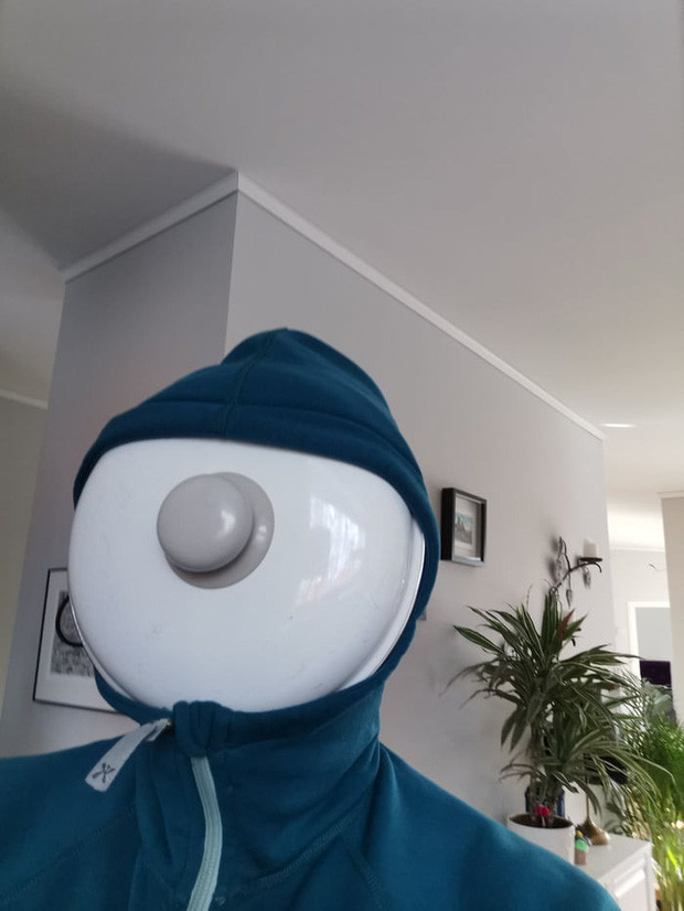 Không chỉ dùng các nắp vung trong bằng thủy tinh, nhiều người còn sử dụng hẳn nắp vung inox để làm khẩu trang. Dân tình hỏi, với dụng cụ này thì sao thấy đường?