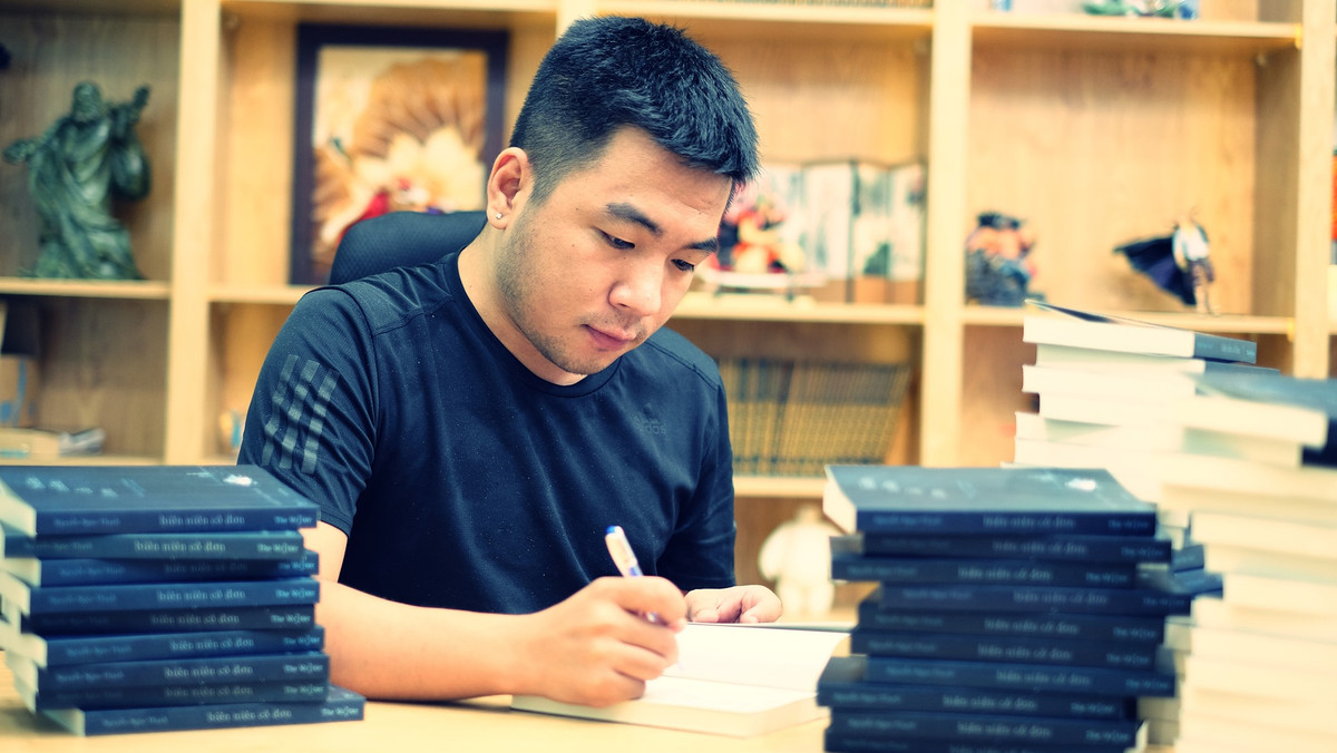 Nếu là một fan trung thành của những tác phẩm do Ngọc Thạch viết thì nhiều người sẽ nhận ra rằng, nếu Chênh vênh 25 là nỗi chơi vơi của người trẻ trước cuộc đời, Lưng chừng cô đơn dành cho những mối tình chưa trọn vẹn, Người cũ còn thương đắm chìm trong vết xước tình ái, thì Biên niên cô đơn, Thạch lại rãi bày chính sự cô đơn của bản thân trong những tháng ngày khó khăn.