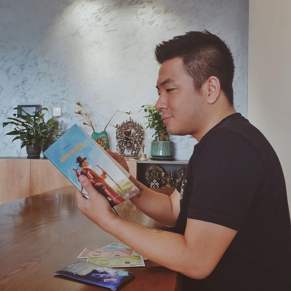 Cụ thể, Ngọc Thạch chia sẻ: "Đây sẽ là tản văn cuối cùng của mình, trong suốt gần 10 năm qua, mình đã có rất nhiều sách về nỗi buồn hay cô đơn, với mình giai đoạn đó của cuộc đời đã đủ. Sắp tới mình trở lại với thể loại yêu thích nhất là tiểu thuyết tâm lý...