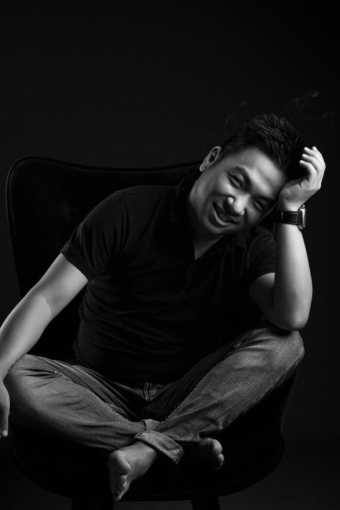 Theo chia sẻ của Ngọc Thạch, anh phải mất tới 2 năm để hoàn thành tác phẩm mới của mình, một năm cho cảm xúc thả trôi với nỗi đau vô hạn với vô vàn ký ức đẹp mà người cũ để lại. Rồi lại mất thêm 1 năm nữa để ghi lại những trải nghiệm của mình và như vậy "Biên niên cô đơn" ra đời.